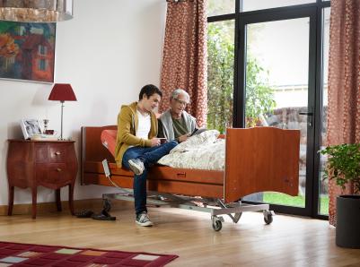 Cama articulada eléctrica Invacare Alegio NG somier de cuatro secciones.