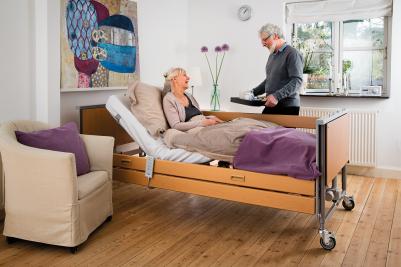 Cama articulada Invacare Accent con cabeceros y pieceros de madera 