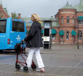 El Invacare Delta es un rollator de 3 ruedas plegable