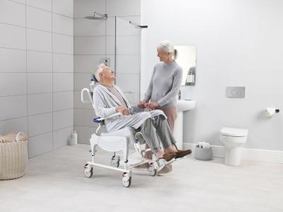 Silla de ducha Invacare Aquatec Ocean Vip Ergo con basculación de asiento