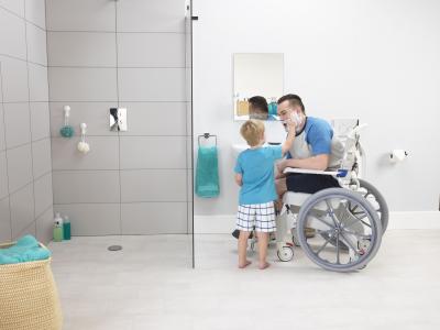 Silla de ducha y wc Invacare Aquatec Ocean Ergo autopropulsable con ruedas de 24 pulgadas