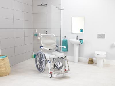 Silla de ducha y wc Invacare Aquatec Ocean Ergo autopropulsable con ruedas de 24 pulgadas