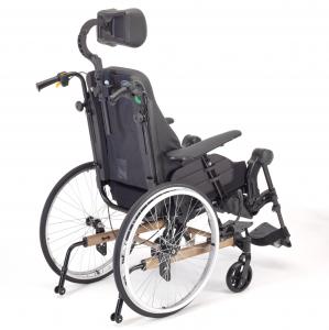 Silla de ruedas de posicionamiento Invacare Rea Clematis Pro chasis compacto y tecnología DSS para la basculación de asiento.