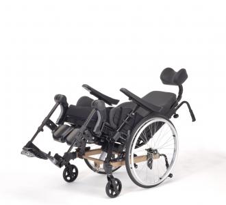 Silla de ruedas de posicionamiento Invacare Rea Clematis Pro chasis compacto y tecnología DSS para la basculación de asiento.