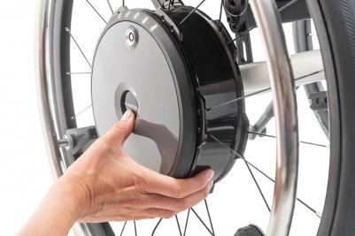 Dispositivo de ayuda a la propulsión Invacare Alber E-motion para sillas de ruedas manuales.