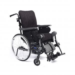 Silla de ruedas de posicionamiento Invacare Rea Dahlia. Sistema DSS (Dual Stability System) que permite que el centro de gravedad se desplace al bascular el asiento.