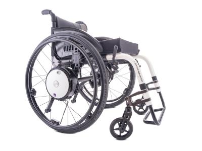 Sistema de ayuda a la propulsión Invacare Alber Twion M24 para sillas de ruedas manuales.Motores eléctricos integrados en los bujes de las ruedas.