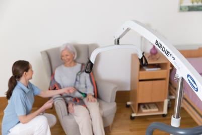 Grúa de elevación para transferencias Invacare  Birdie EVO plegable o desmontable