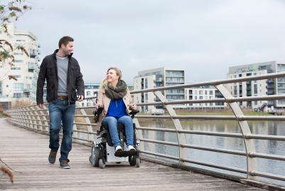 Silla de ruedas eléctrica Invacare TDX SP2 NB compacta con basculación y reclinación eléctrica