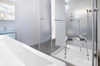 Invacare Aquatec Sorrento taburete de ducha con abertura y patas abatibles. Tamaño reducido.